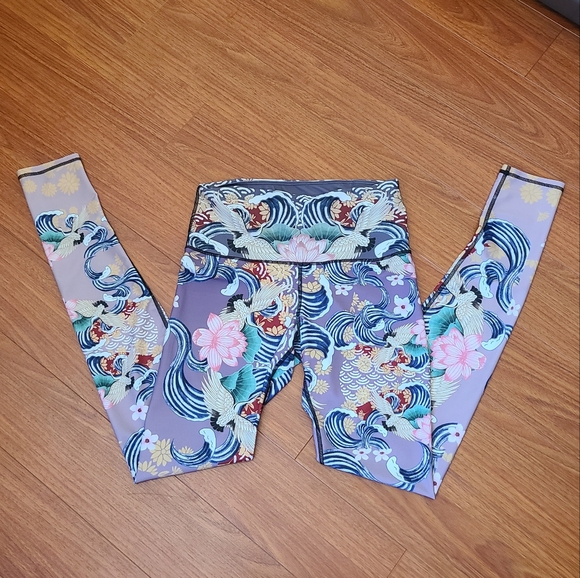 Yoga Democracy Leggings in Zen Water Garden - Picture 5 of 7